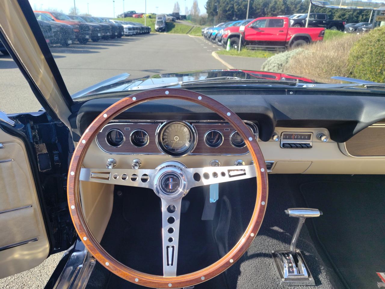 FORD MUSTANG cabriolet code C, peinture, capote et intérieur restaurée chez nous