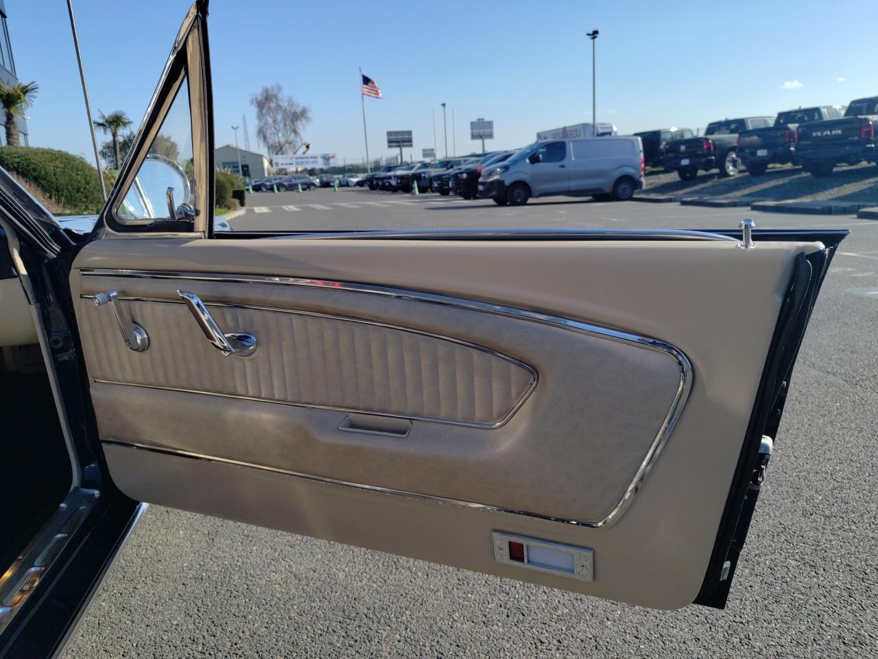 FORD MUSTANG cabriolet code C, peinture, capote et intérieur restaurée chez nous