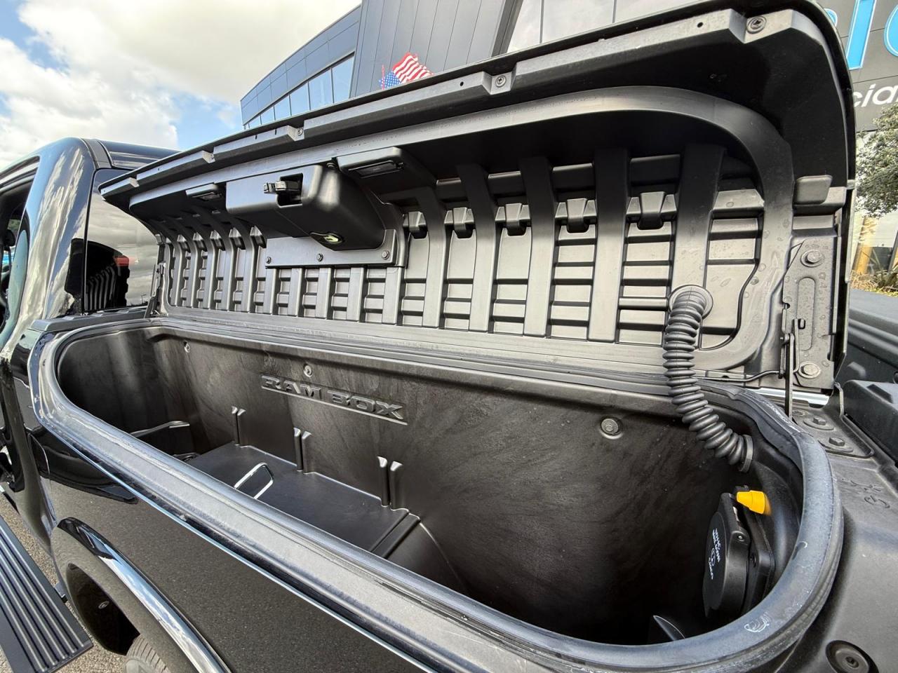 DODGE RAM 1500 CREW LARAMIE SPORT NIGHT EDITION AIR RAMBOX HAYON MULTI