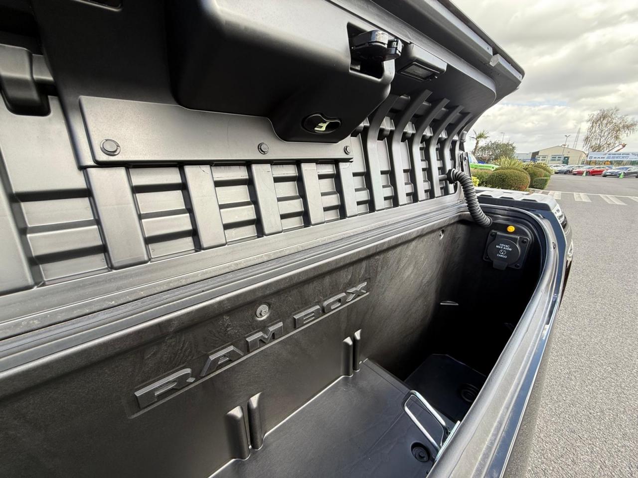 DODGE RAM 1500 CREW LARAMIE SPORT NIGHT EDITION AIR RAMBOX HAYON MULTI