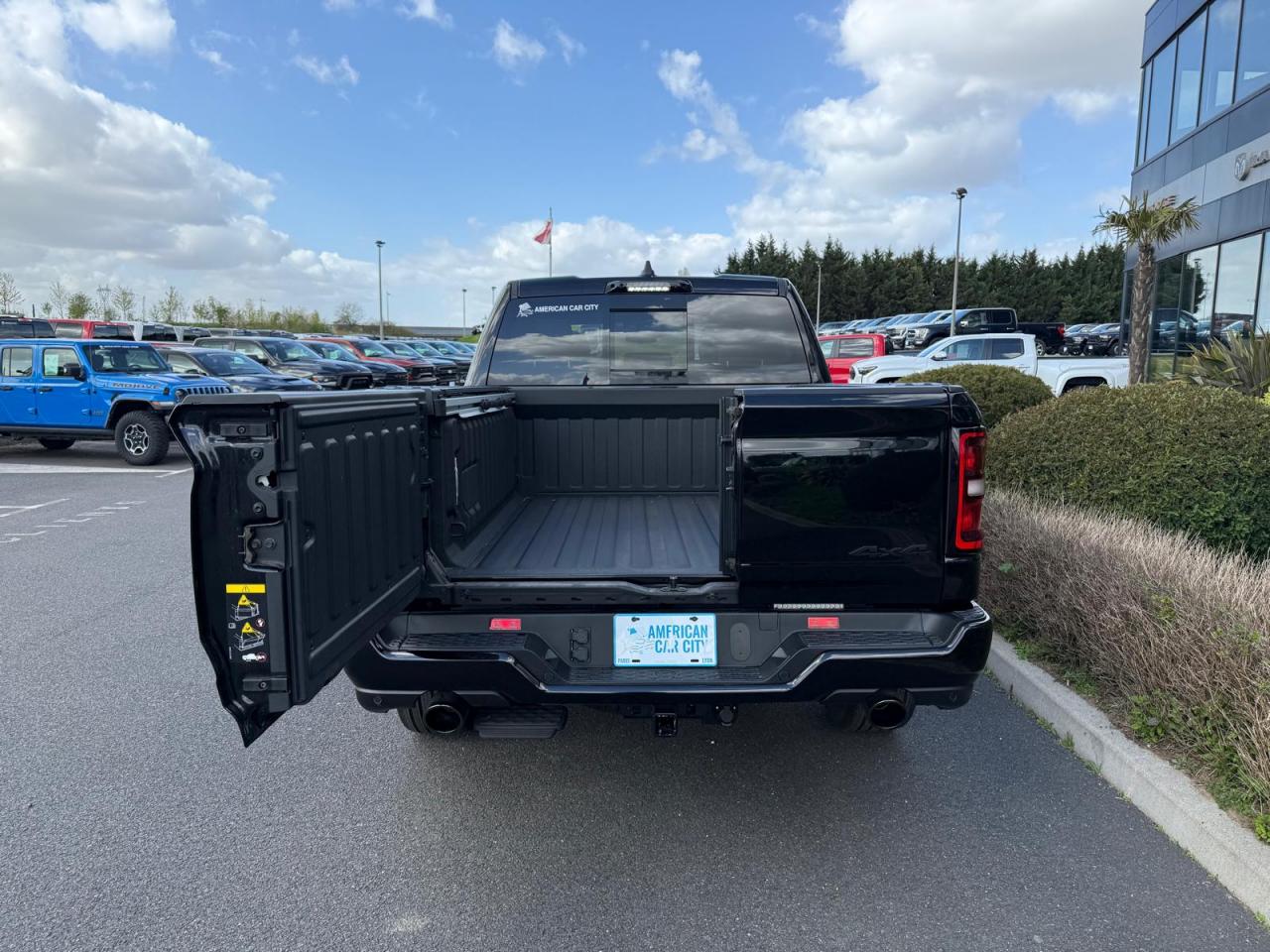 DODGE RAM 1500 CREW LARAMIE SPORT NIGHT EDITION AIR RAMBOX HAYON MULTI