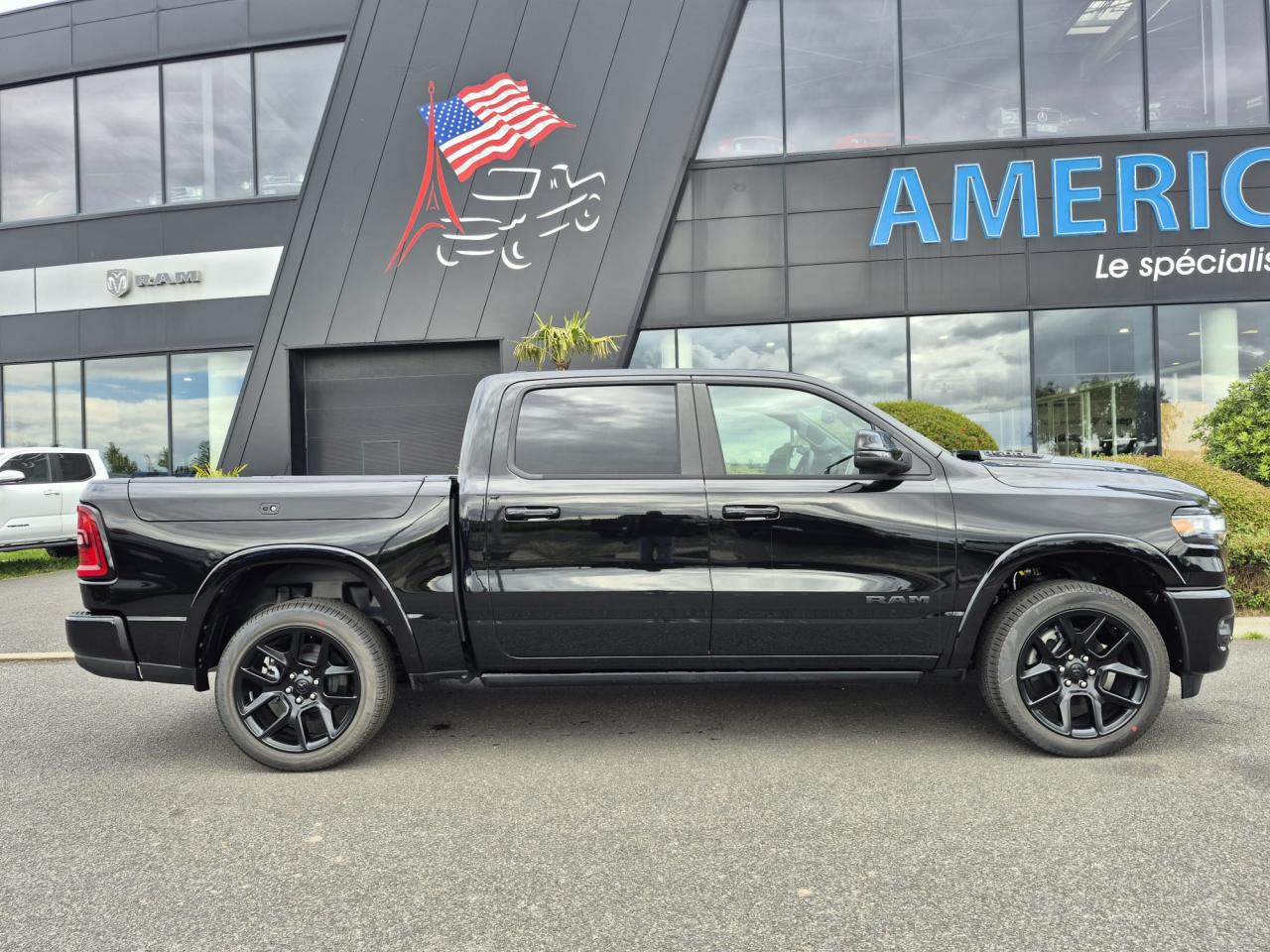 DODGE RAM 1500 CREW LARAMIE SPORT NIGHT EDITION AIR RAMBOX HAYON MULTI