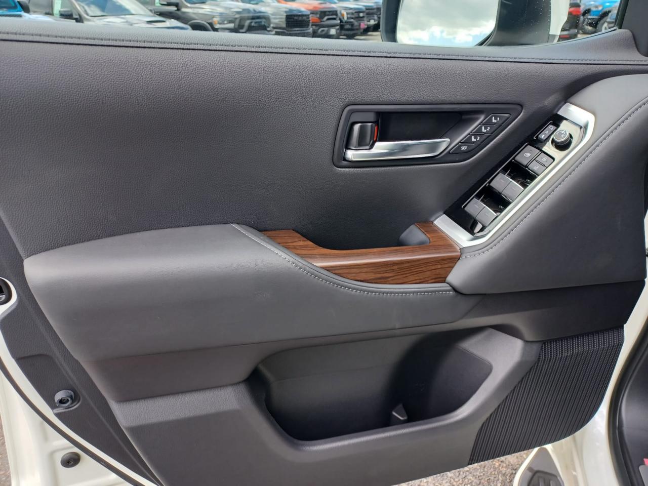 TOYOTA LAND CRUISER LC300 VXR V6 3.5L