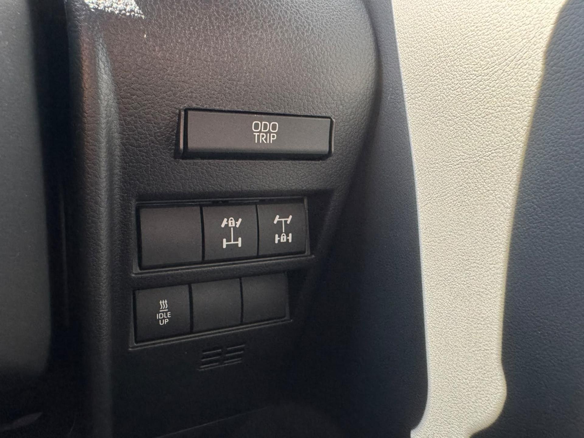 TOYOTA LAND CRUISER LC300 VX V6 3.3L