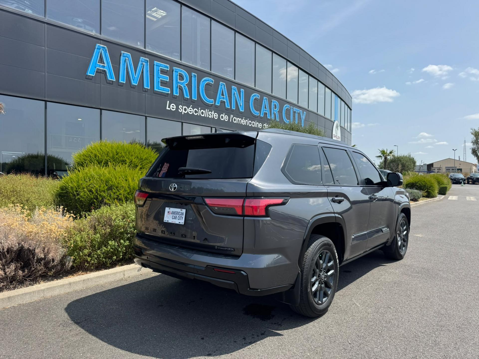 TOYOTA SEQUOIA PLATINUM HYBRID AWD