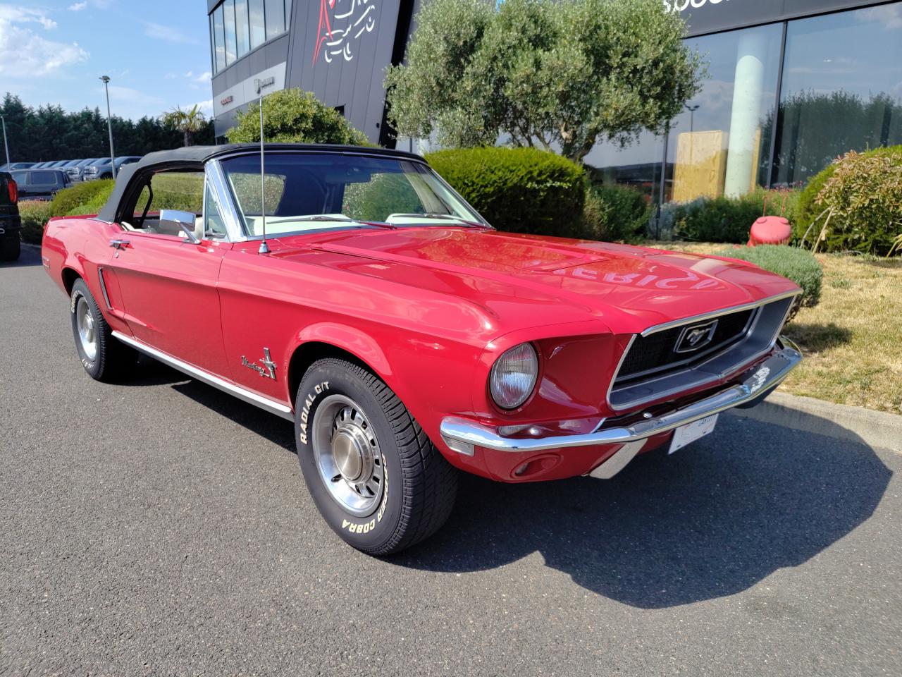 FORD MUSTANG CABRIOLET Rare cabriolet 302 code J, intérieur cuir blanc véritable