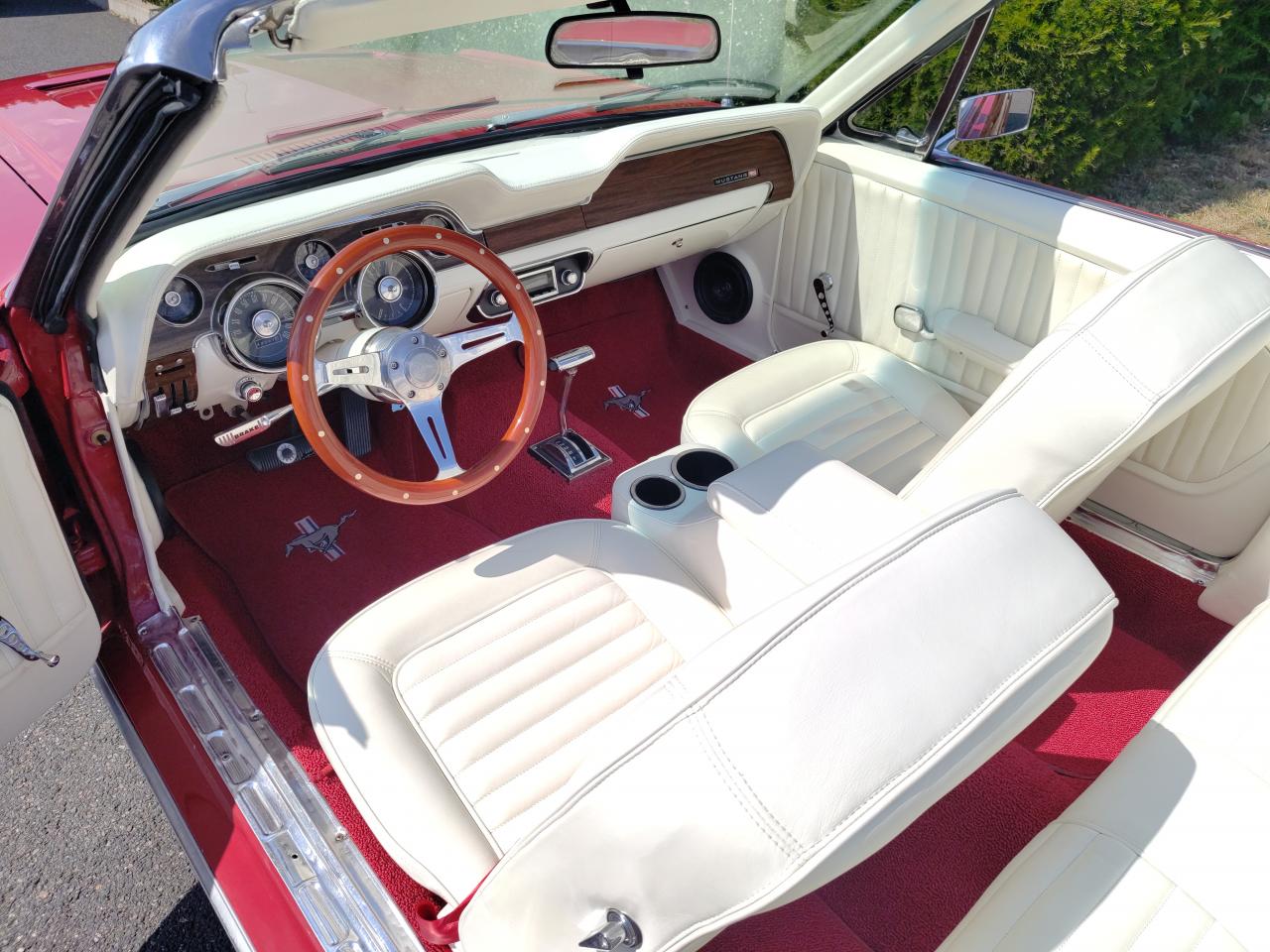 FORD MUSTANG CABRIOLET Rare cabriolet 302 code J, intérieur cuir blanc véritable