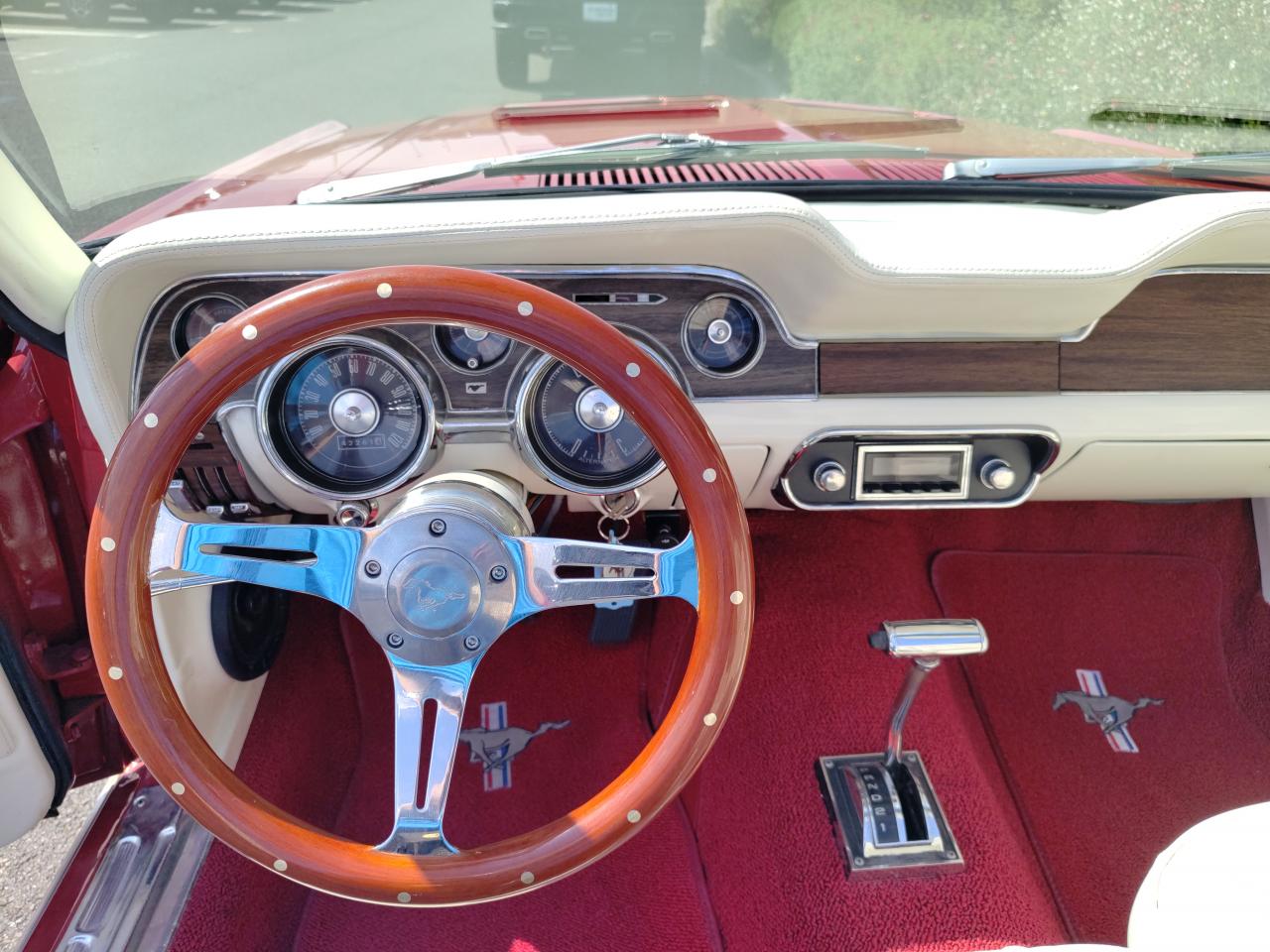 FORD MUSTANG CABRIOLET Rare cabriolet 302 code J, intérieur cuir blanc véritable
