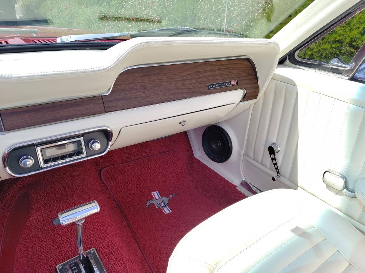 FORD MUSTANG CABRIOLET Rare cabriolet 302 code J, intérieur cuir blanc véritable