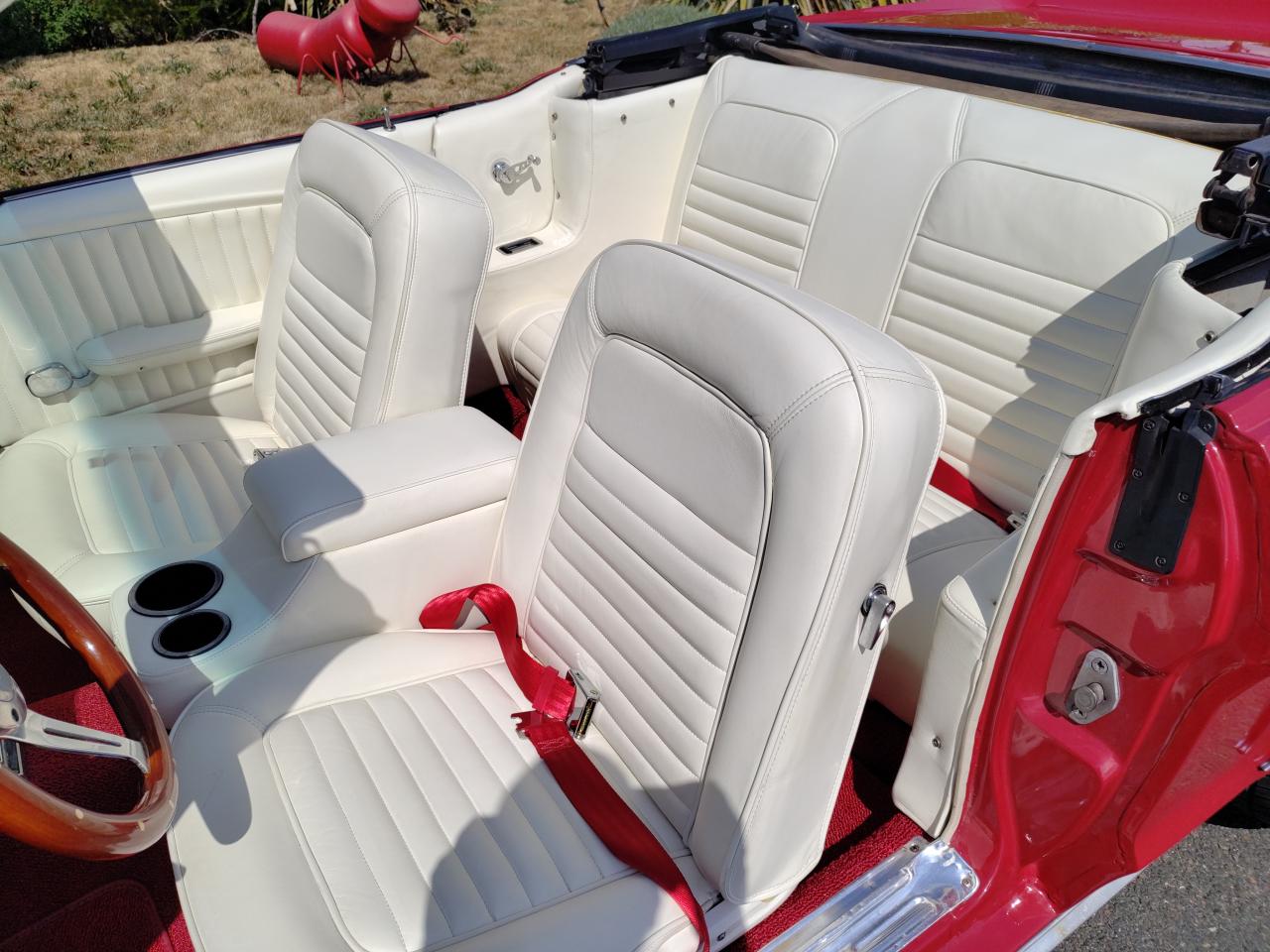 FORD MUSTANG CABRIOLET Rare cabriolet 302 code J, intérieur cuir blanc véritable