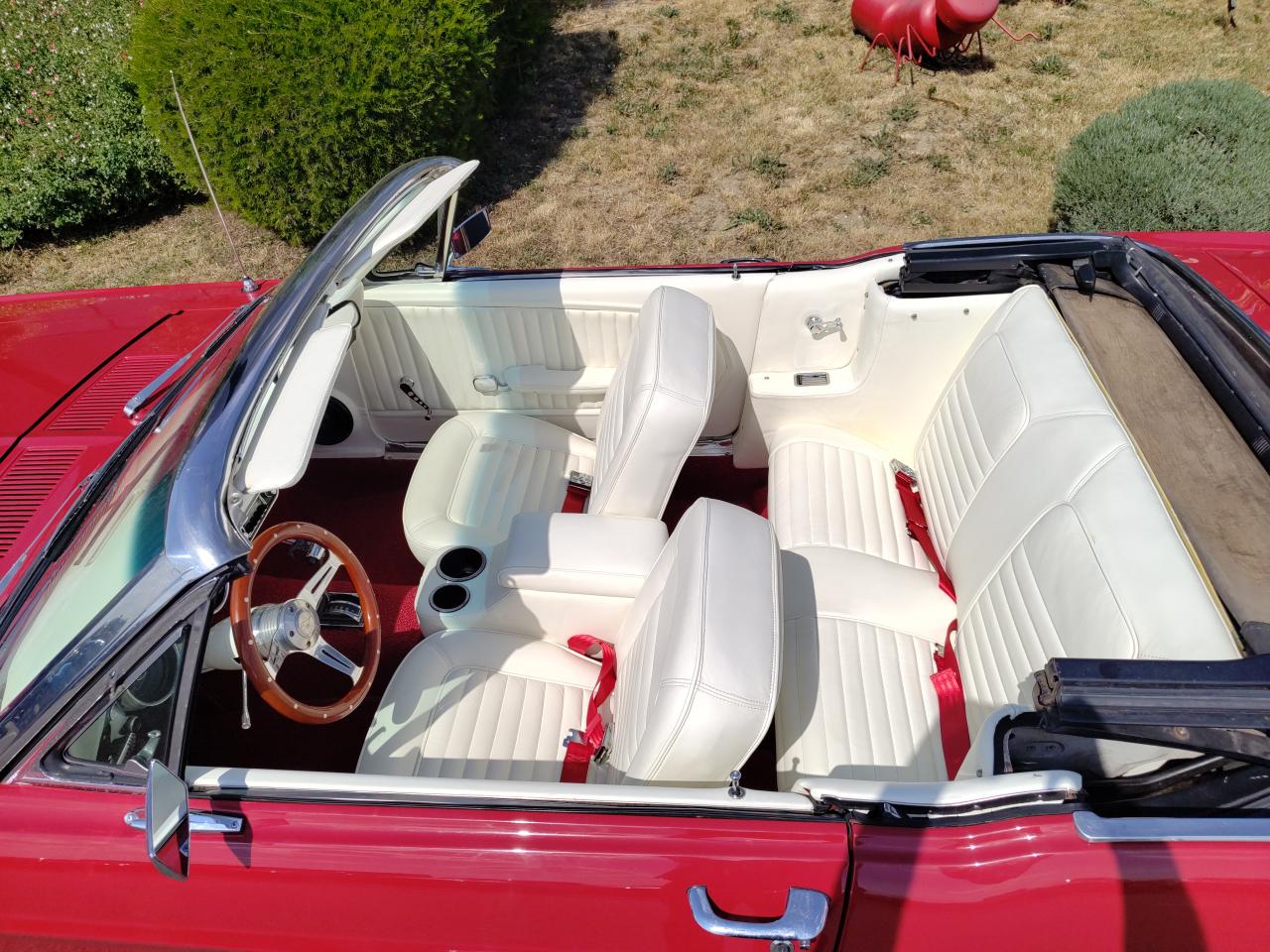 FORD MUSTANG CABRIOLET Rare cabriolet 302 code J, intérieur cuir blanc véritable