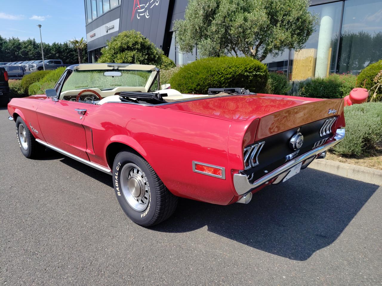 FORD MUSTANG CABRIOLET Rare cabriolet 302 code J, intérieur cuir blanc véritable