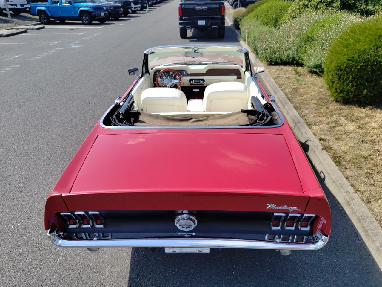 FORD MUSTANG CABRIOLET Rare cabriolet 302 code J, intérieur cuir blanc véritable
