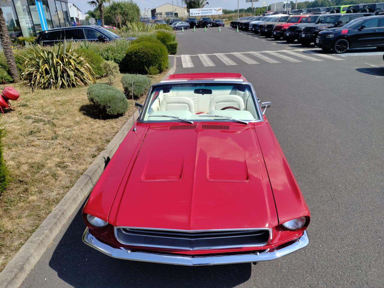 FORD MUSTANG CABRIOLET Rare cabriolet 302 code J, intérieur cuir blanc véritable