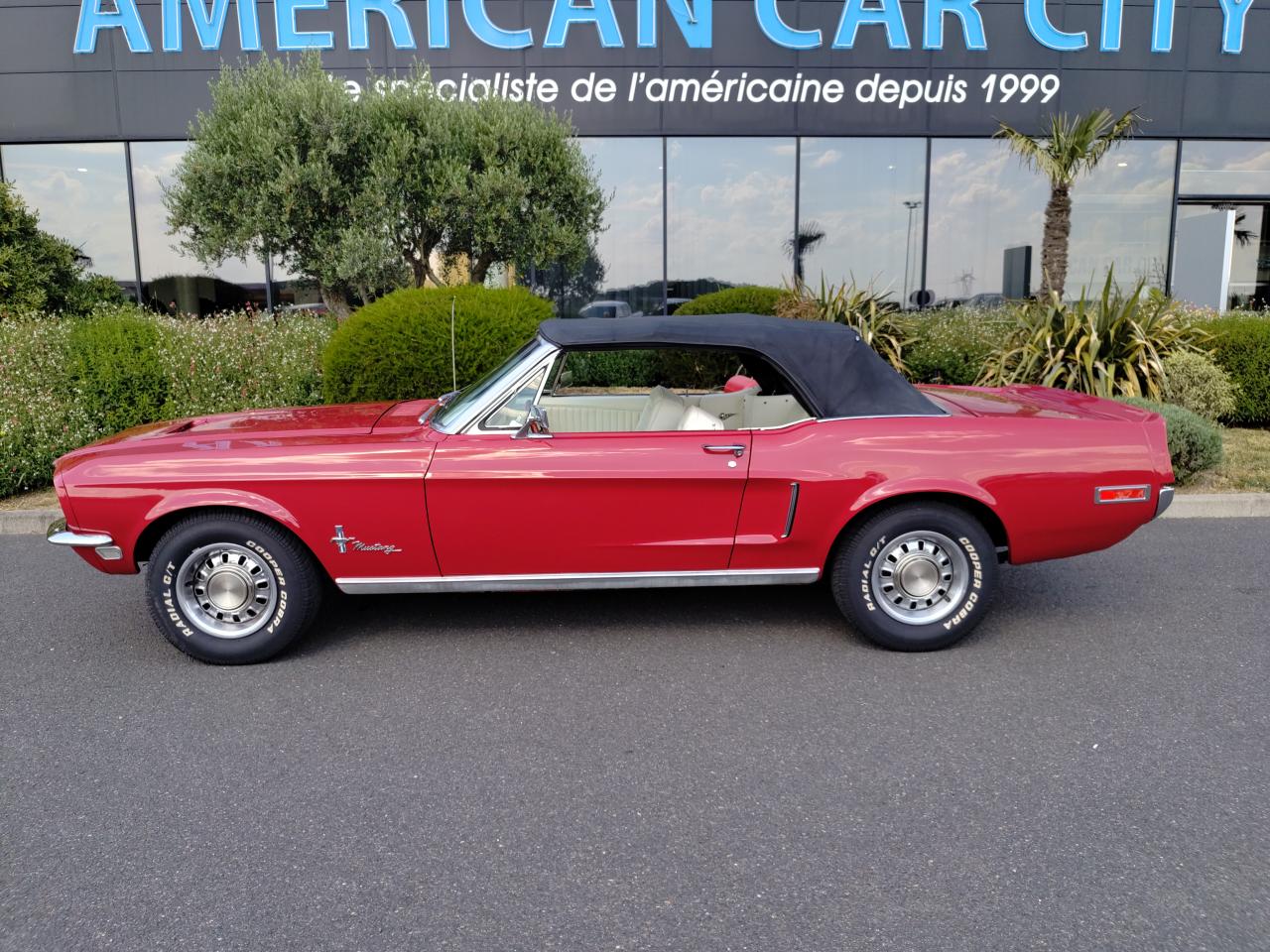 FORD MUSTANG CABRIOLET Rare cabriolet 302 code J, intérieur cuir blanc véritable
