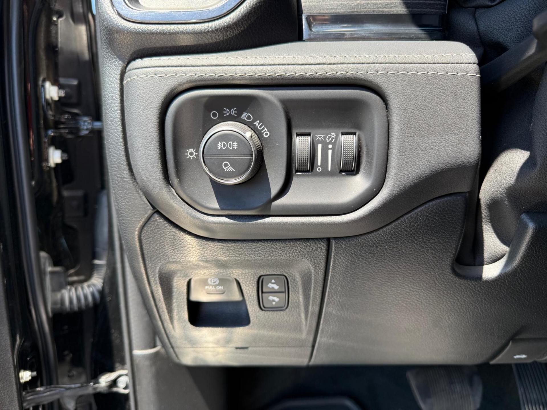 DODGE RAM 1500 CREW LIMITED NIGHT EDITION