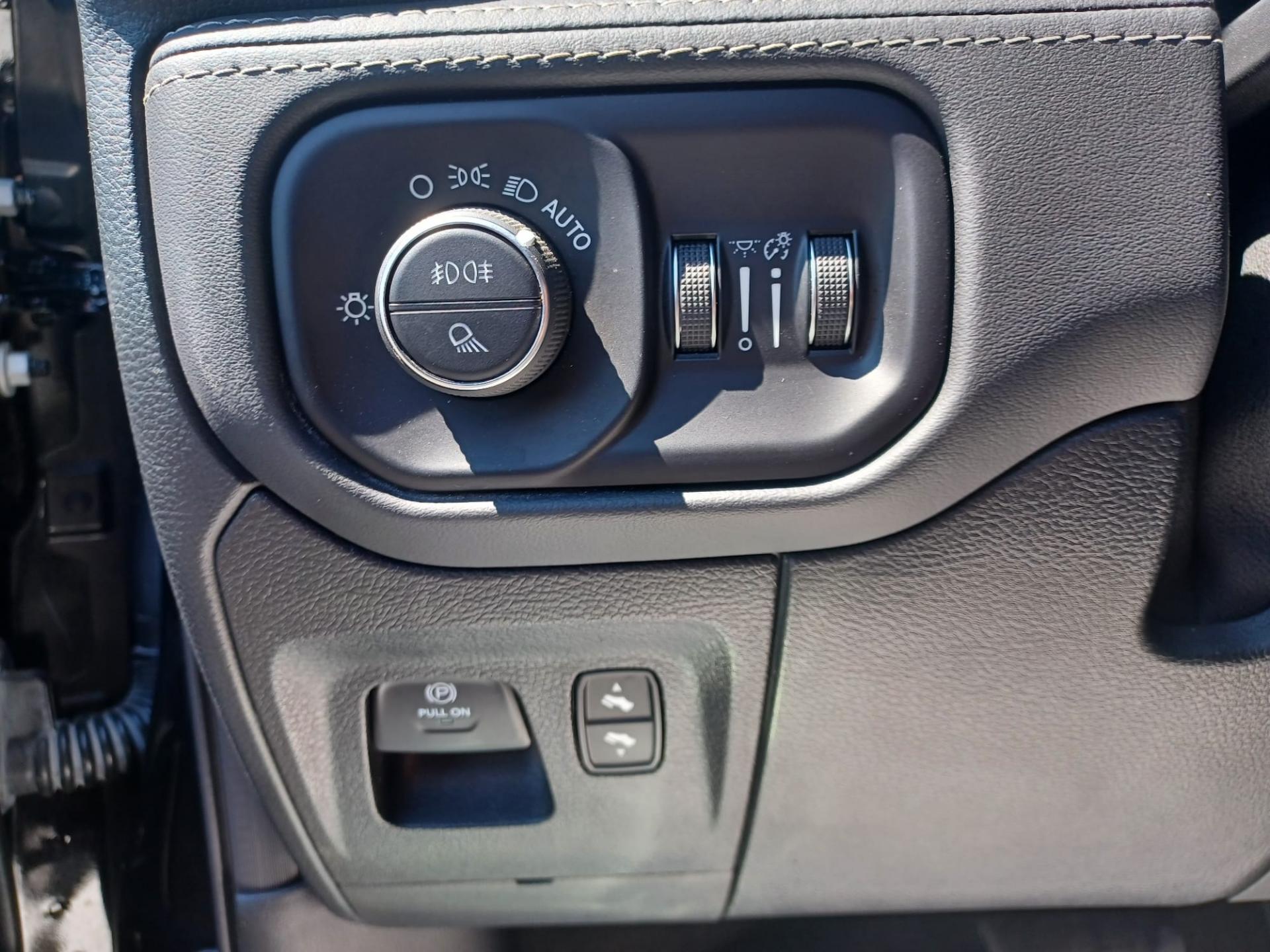 DODGE RAM 1500 CREW LIMITED NIGHT EDITION