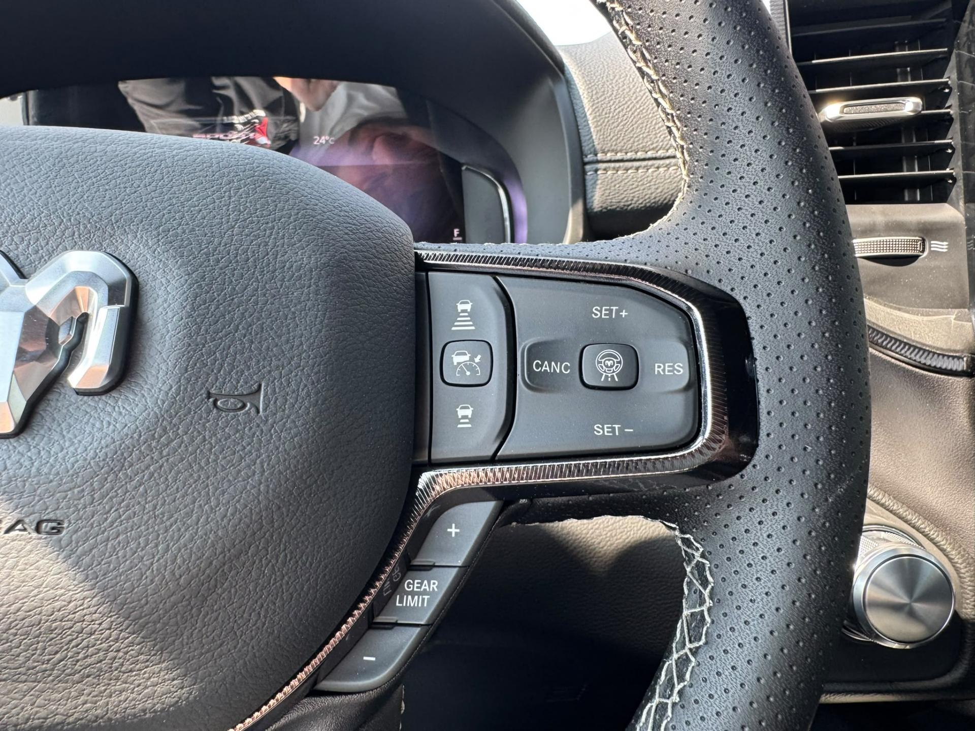 DODGE RAM 1500 CREW CAB SPORT NIGHT EDITION V8