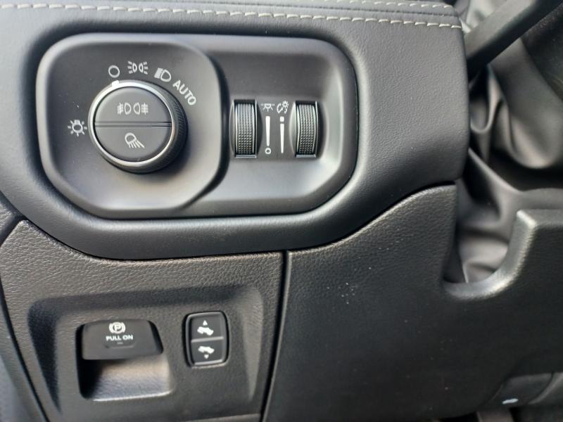 DODGE RAM 1500 CREW LIMITED NIGHT EDITION