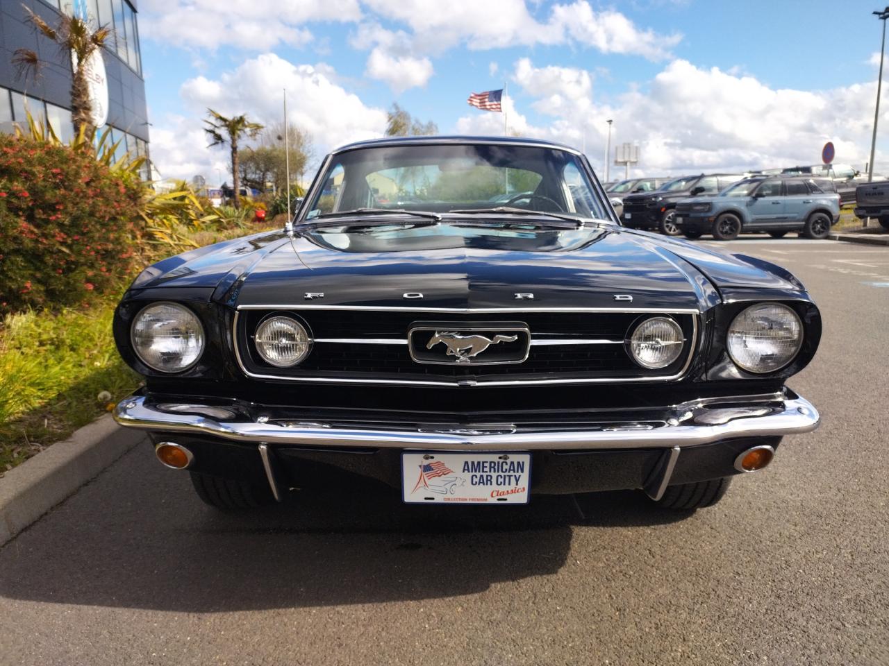 FORD MUSTANG Fastback noire code C restaurée