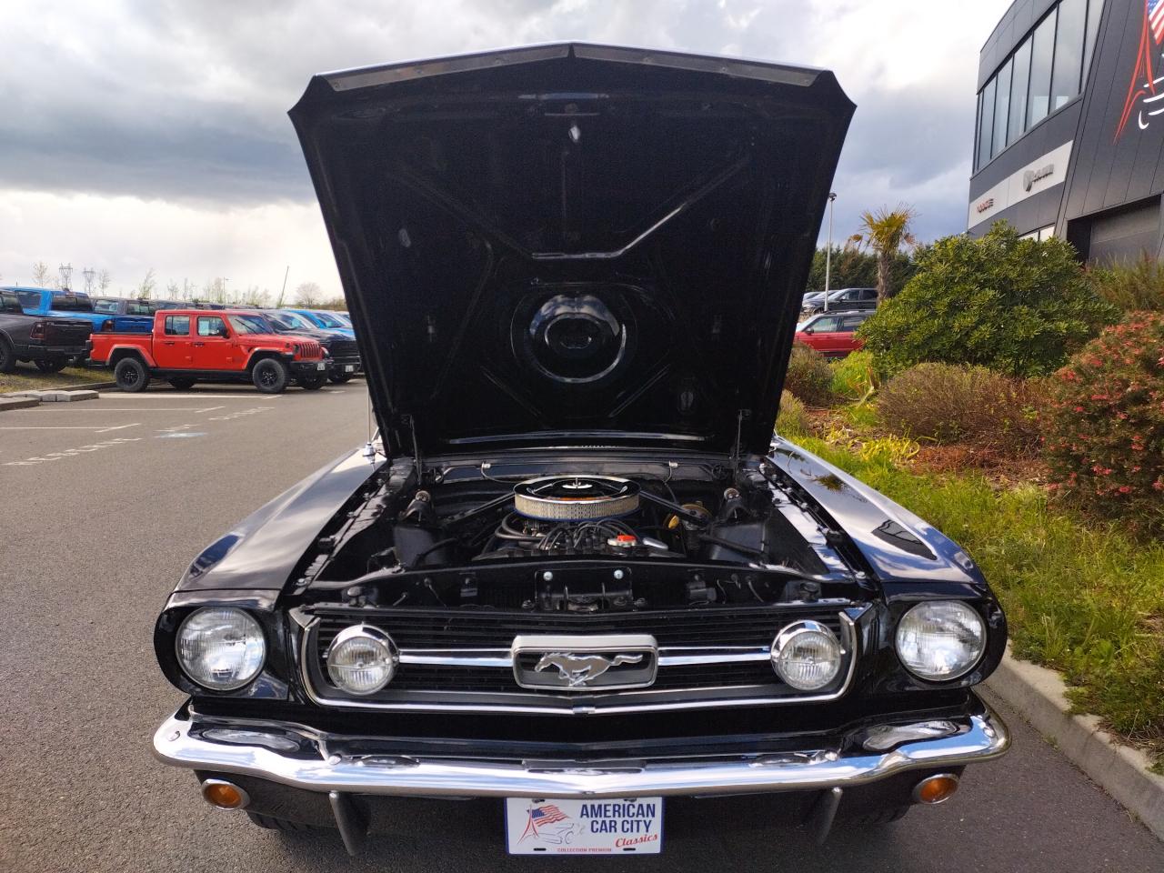 FORD MUSTANG Fastback noire code C restaurée