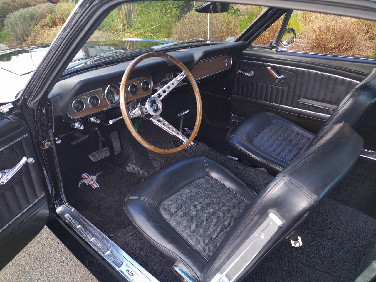 FORD MUSTANG Fastback noire code C restaurée