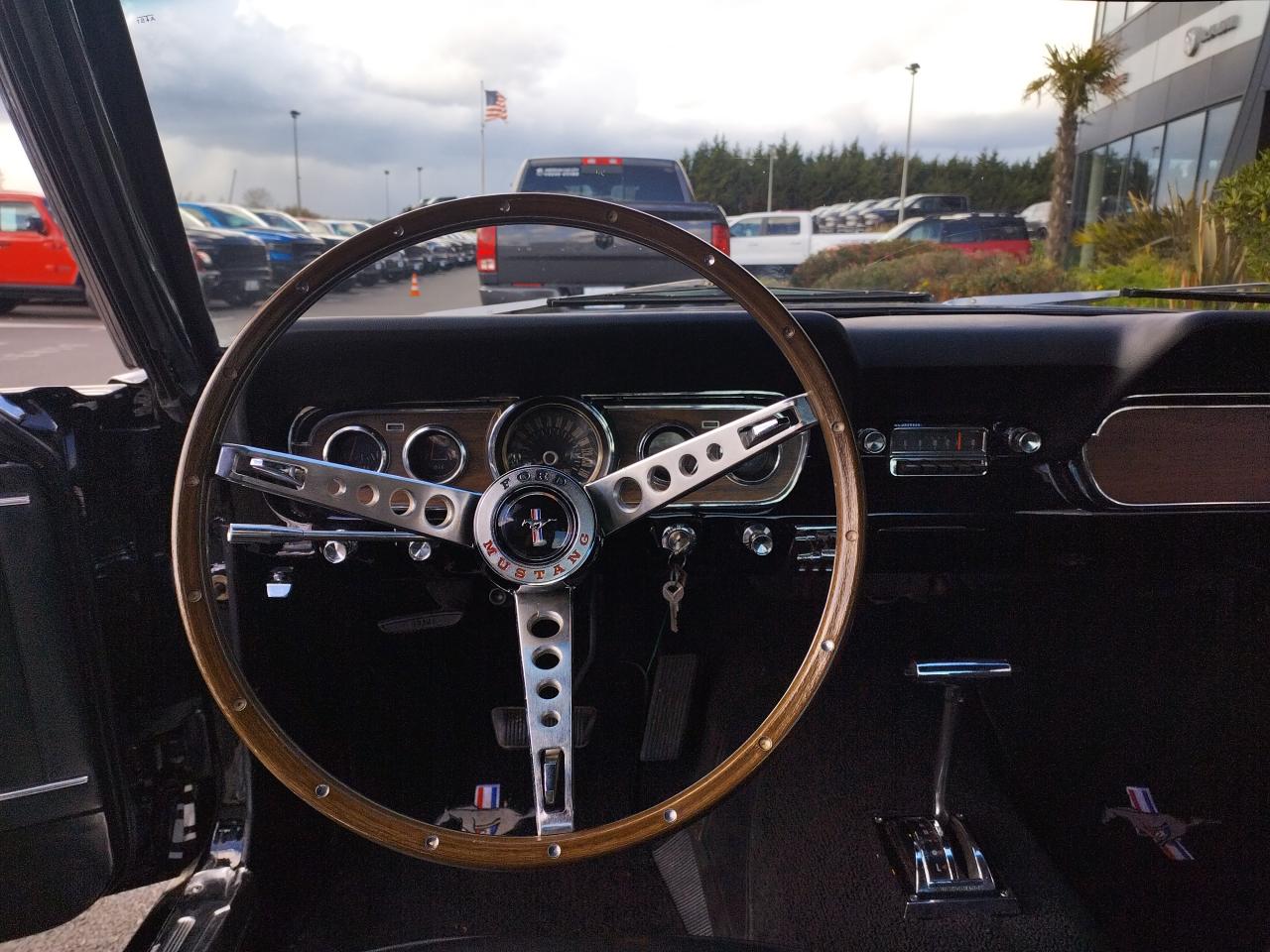 FORD MUSTANG Fastback noire code C restaurée