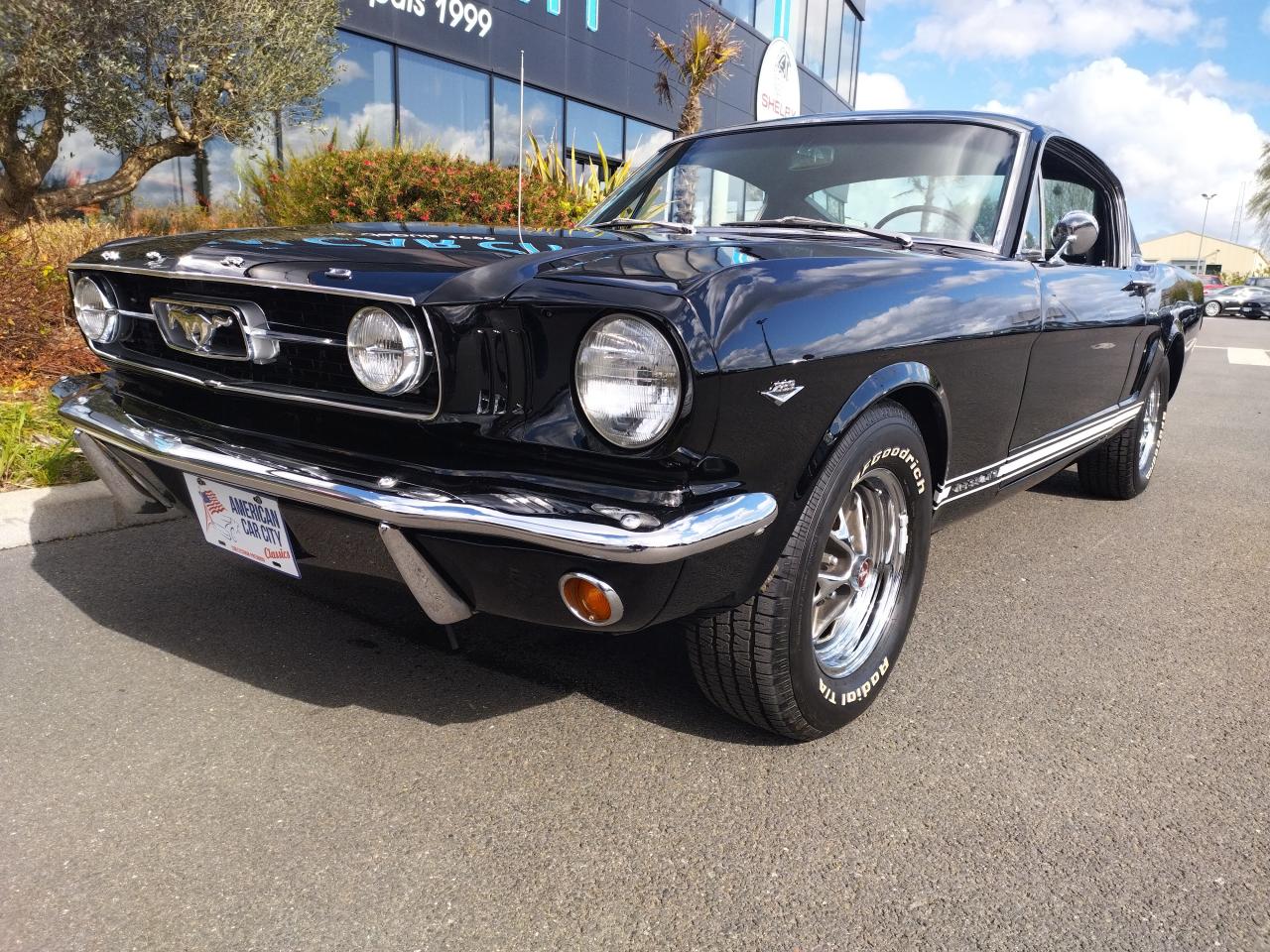 FORD MUSTANG Fastback noire code C restaurée