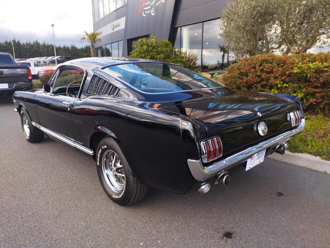 FORD MUSTANG Fastback noire code C restaurée