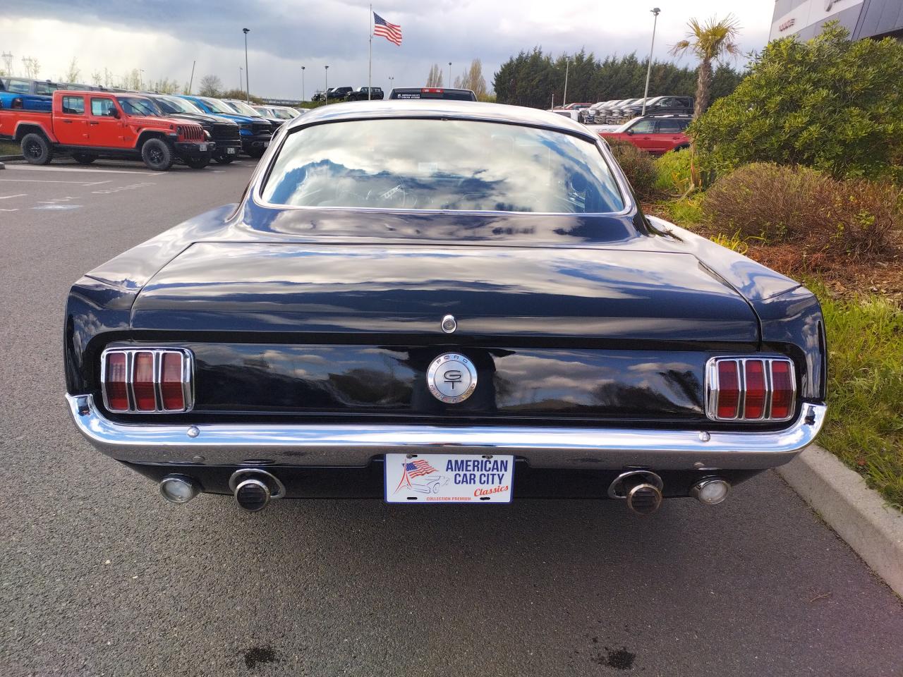FORD MUSTANG Fastback noire code C restaurée