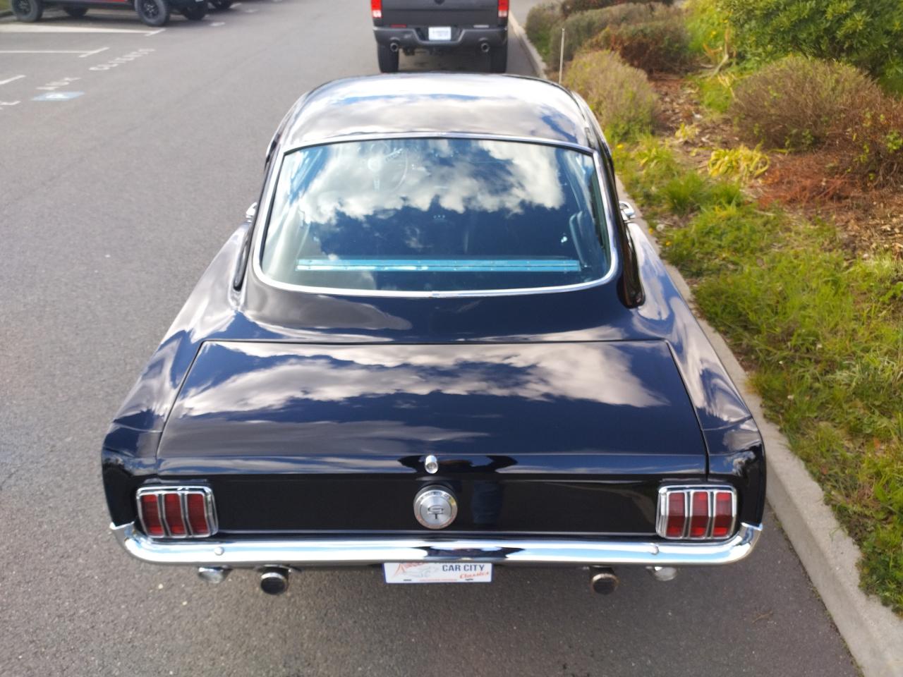 FORD MUSTANG Fastback noire code C restaurée
