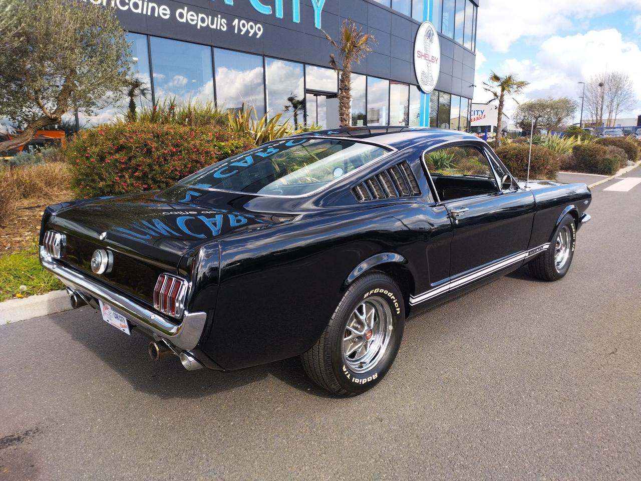 FORD MUSTANG Fastback noire code C restaurée