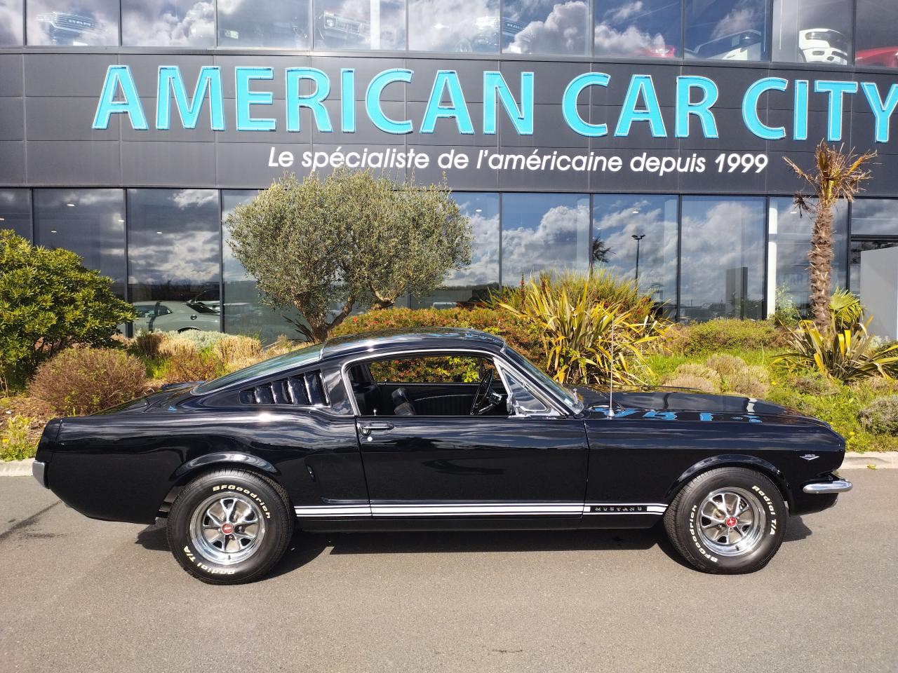 FORD MUSTANG Fastback noire code C restaurée