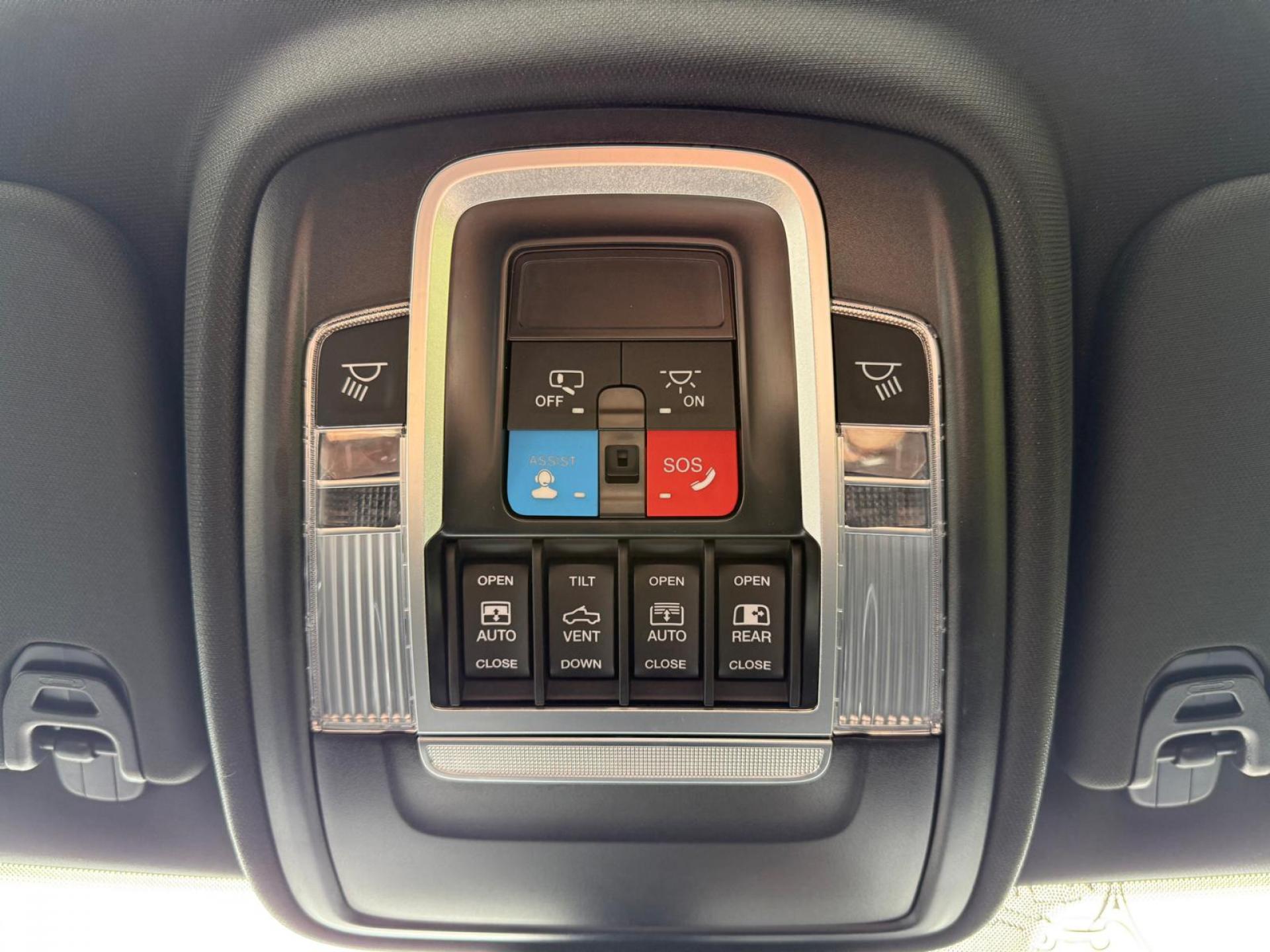 DODGE RAM 1500 CREW CAB REBEL AIR HAYON MULTI V8