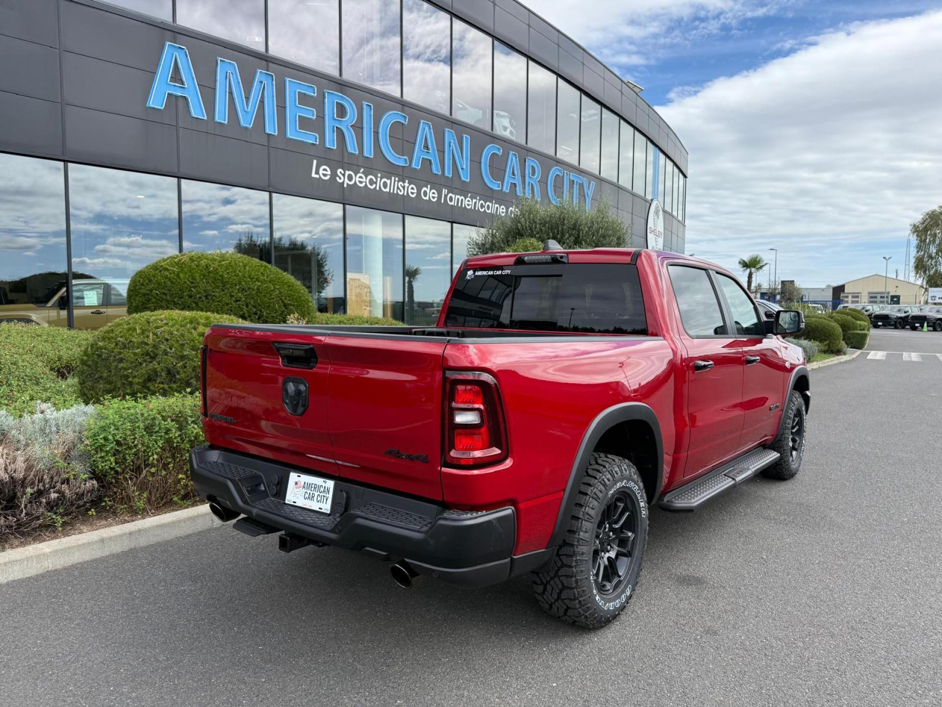 DODGE RAM 1500 CREW CAB REBEL AIR HAYON MULTI V8