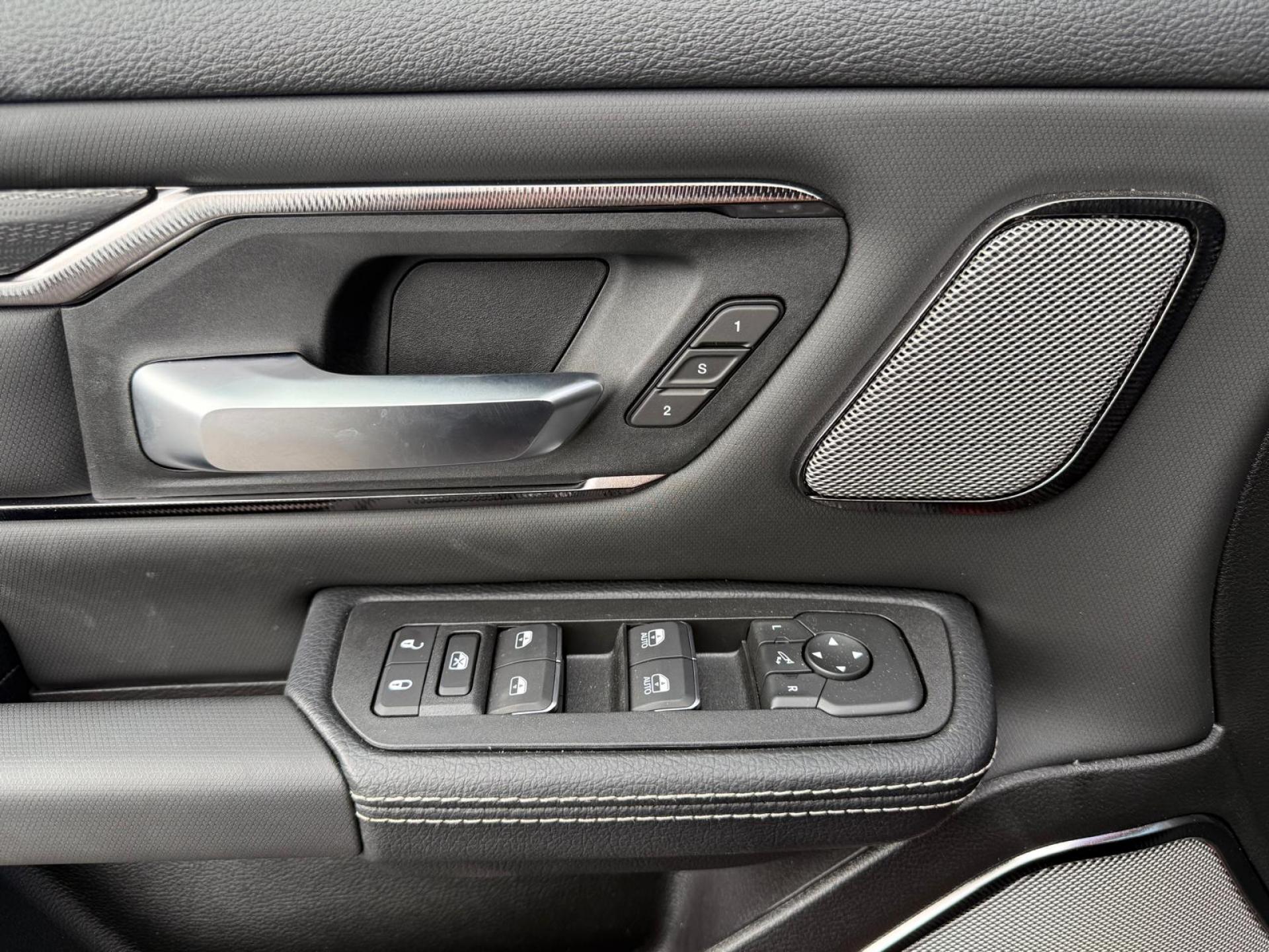 DODGE RAM 1500 CREW CAB REBEL AIR HAYON MULTI V8