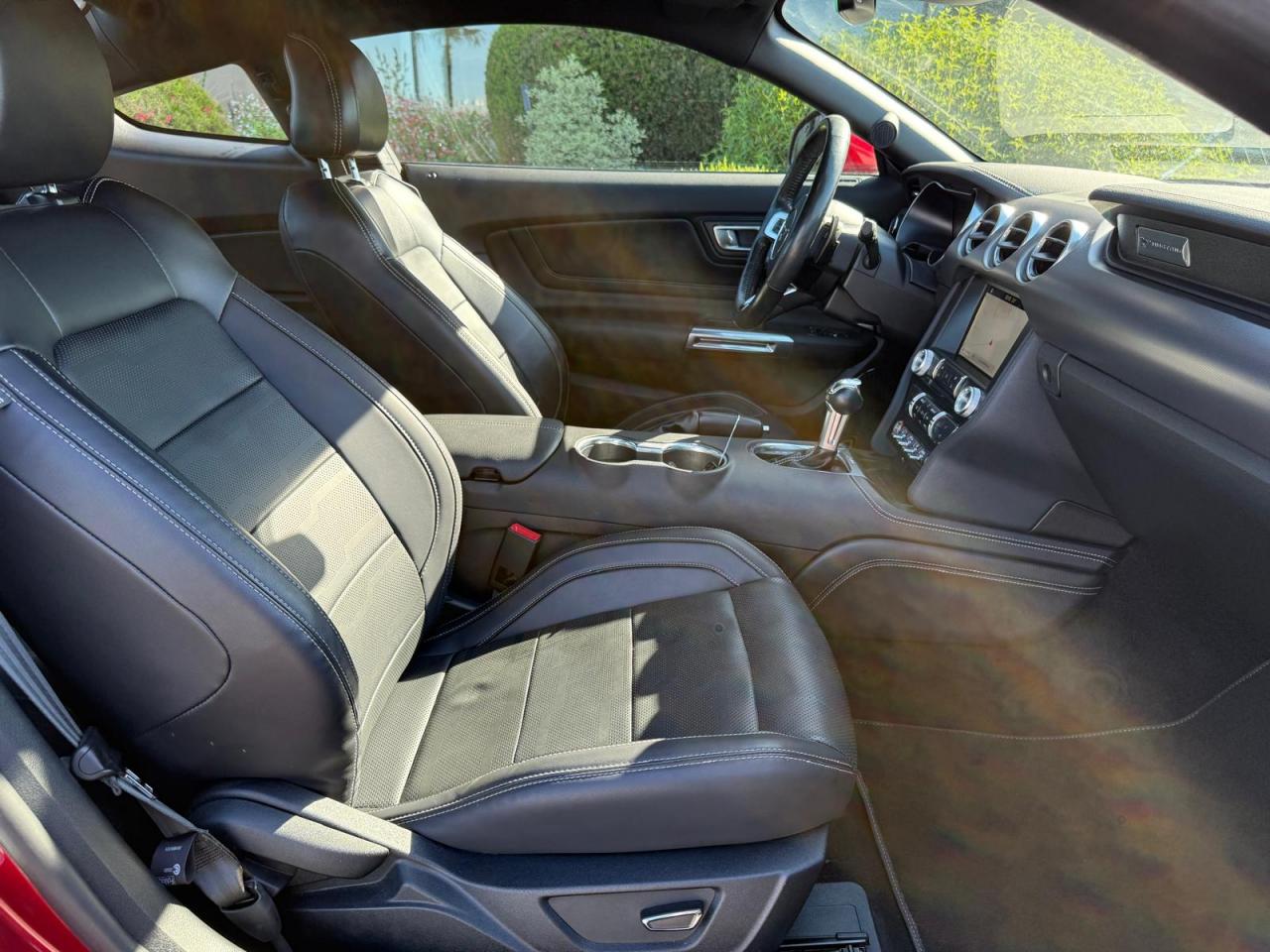 FORD MUSTANG GT FASTBACK V8 5.0L