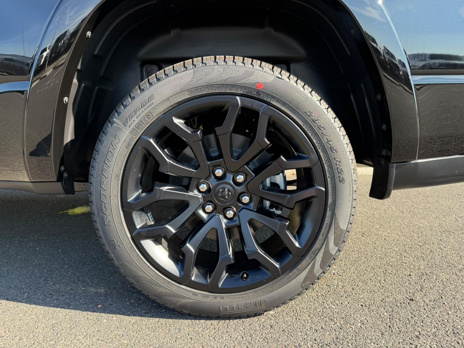 DODGE RAM 1500 CREW LIMITED NIGHT EDITION HAYON MULTI V8 5,7L