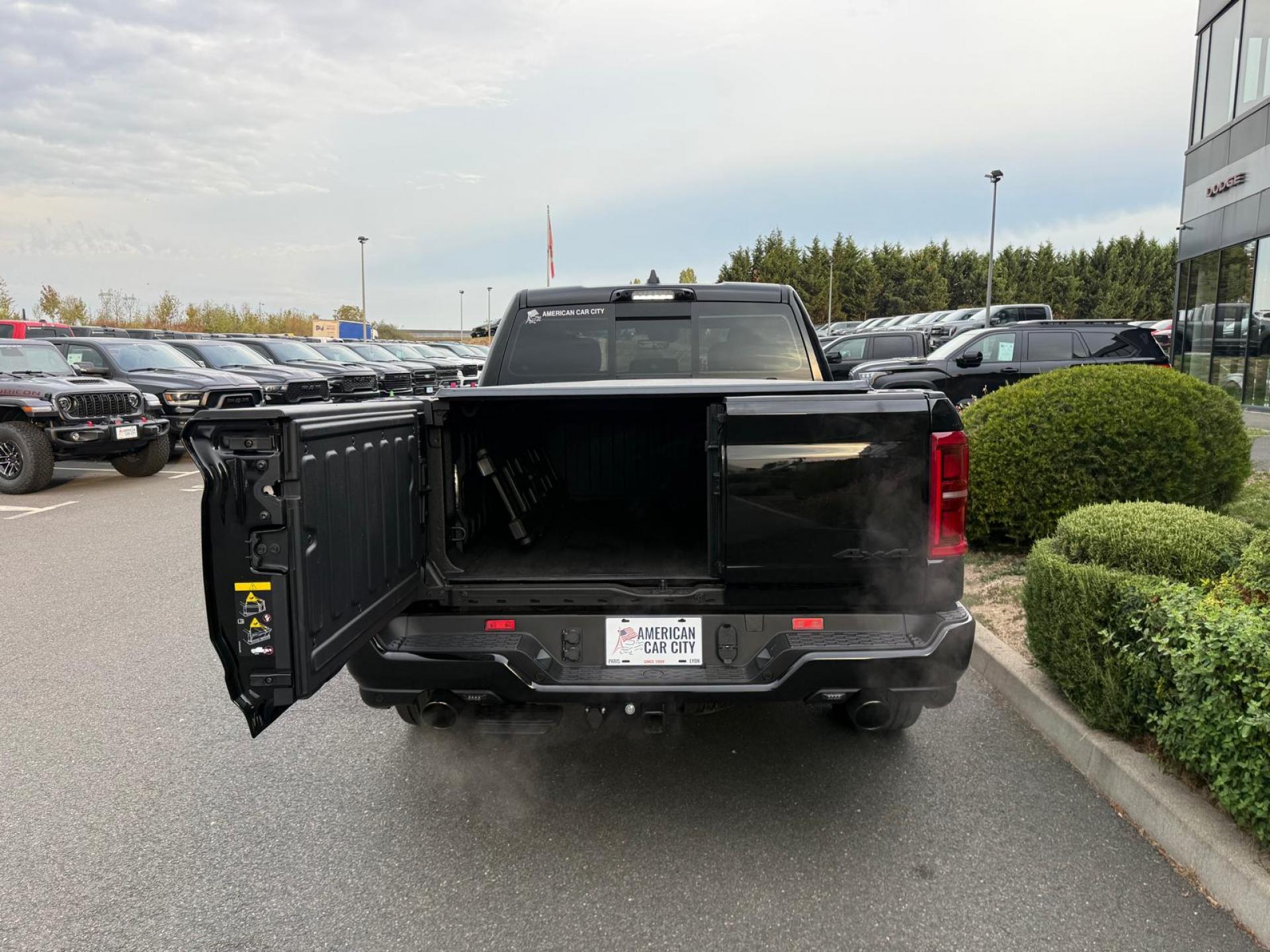 DODGE RAM 1500 CREW LIMITED [BATMAN ]EDITION RAMBOX HAYON MULTI V8 5,7L