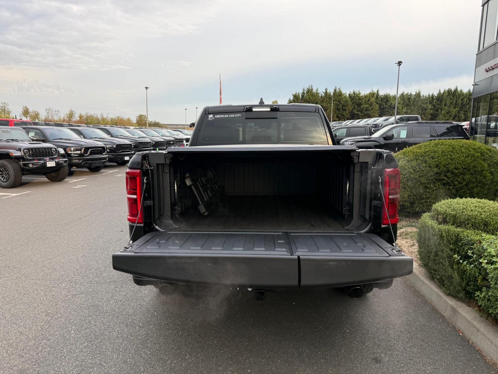 DODGE RAM 1500 CREW LIMITED [BATMAN ]EDITION RAMBOX HAYON MULTI V8 5,7L