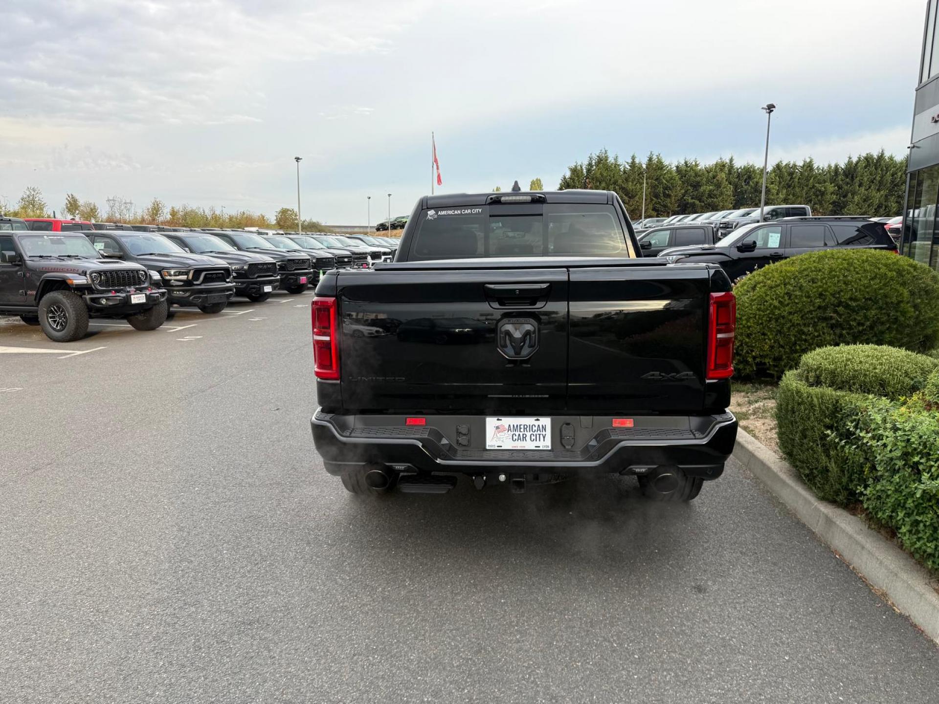 DODGE RAM 1500 CREW LIMITED [BATMAN ]EDITION RAMBOX HAYON MULTI V8 5,7L
