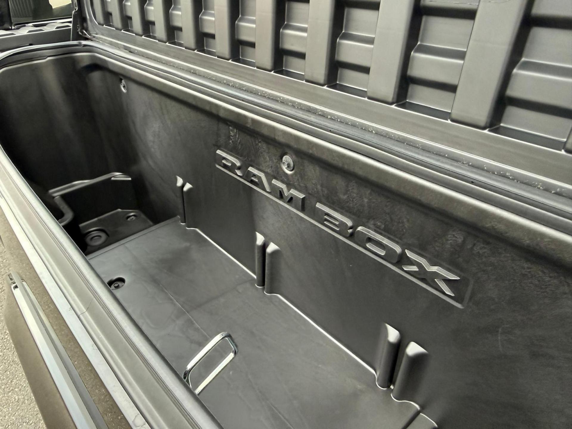 DODGE RAM 1500 CREW LIMITED [BATMAN ]EDITION RAMBOX HAYON MULTI V8 5,7L
