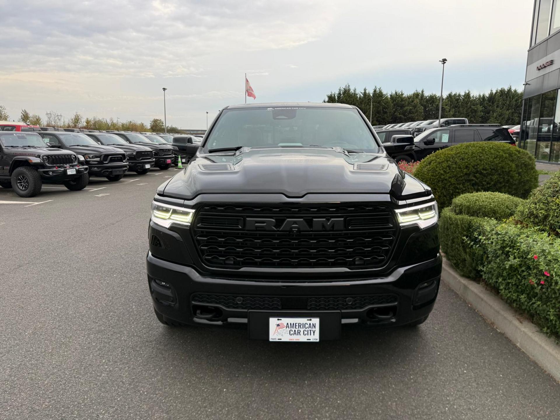 DODGE RAM 1500 CREW LIMITED [BATMAN ]EDITION RAMBOX HAYON MULTI V8 5,7L
