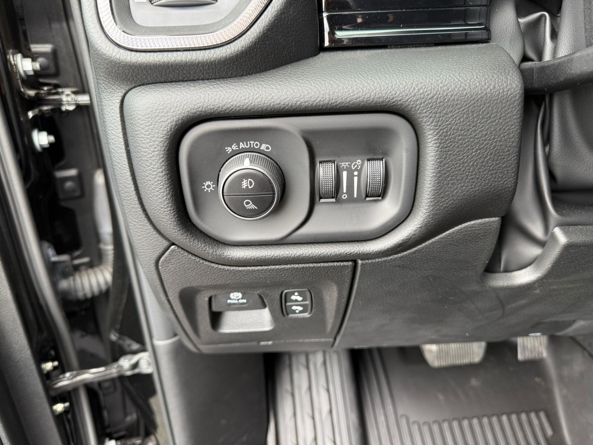 DODGE RAM 1500 CREW CAB SPORT NIGHT EDITION V8