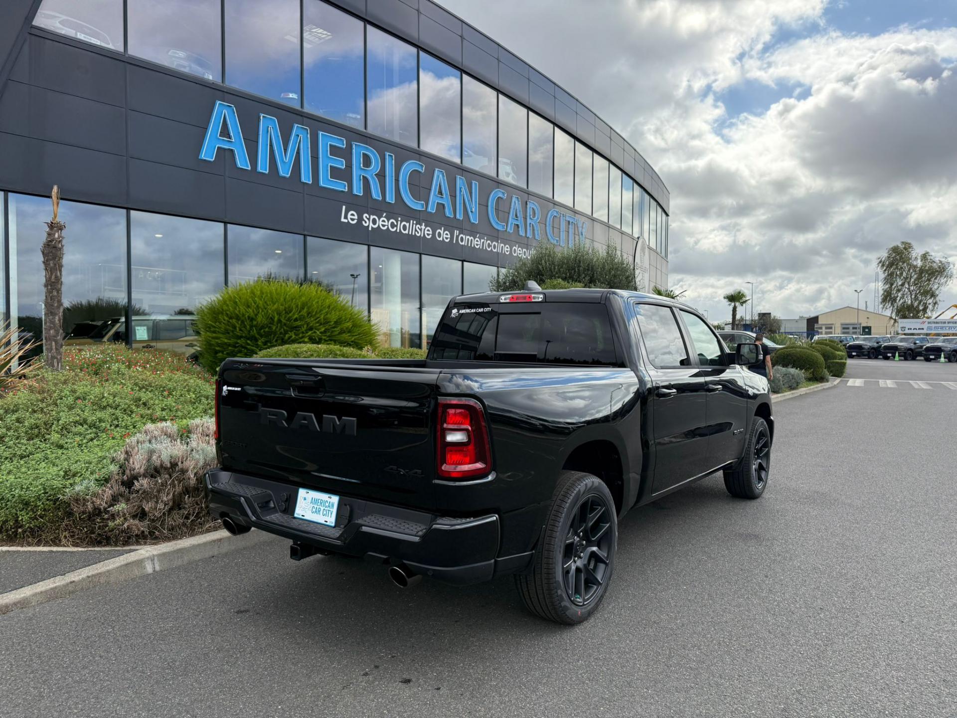 DODGE RAM 1500 CREW CAB SPORT NIGHT EDITION V8