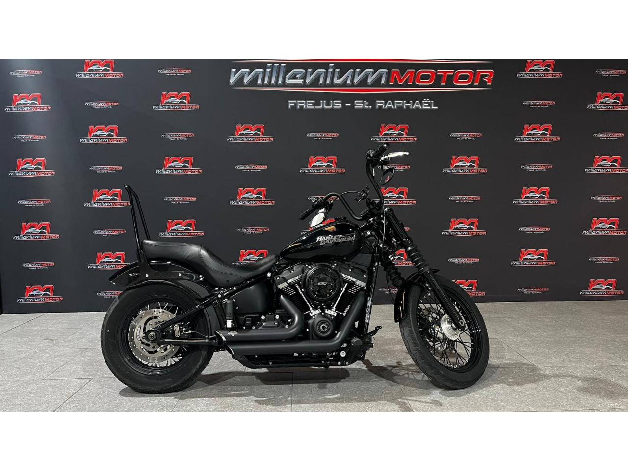 HARLEY-DAVIDSON SOFTAIL STREET BOB BLACK