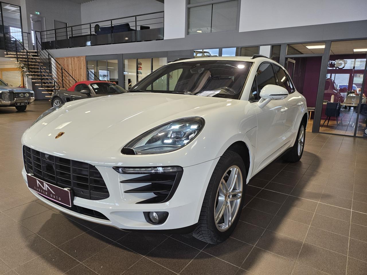 PORSCHE MACAN